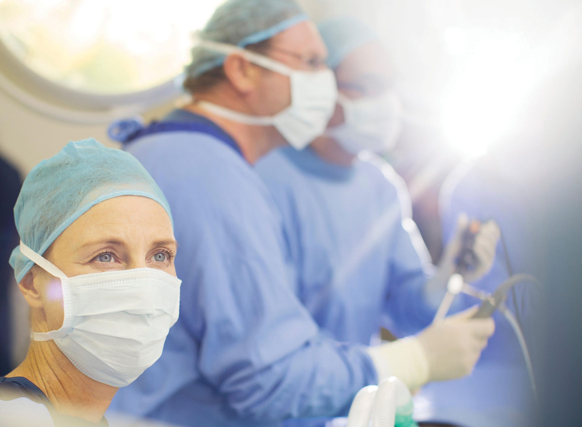 Время операции c. Премедикация анестезиология и реаниматология. Улыбающийся хирург фото. Оборудование анестезиолога во время операции.